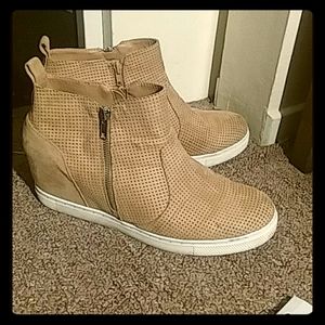 Light brown/beige wedges